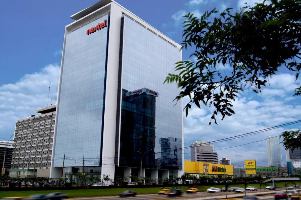 Edificio Plaza República, San Isidro, 2009. Fotografía 1 de 3.